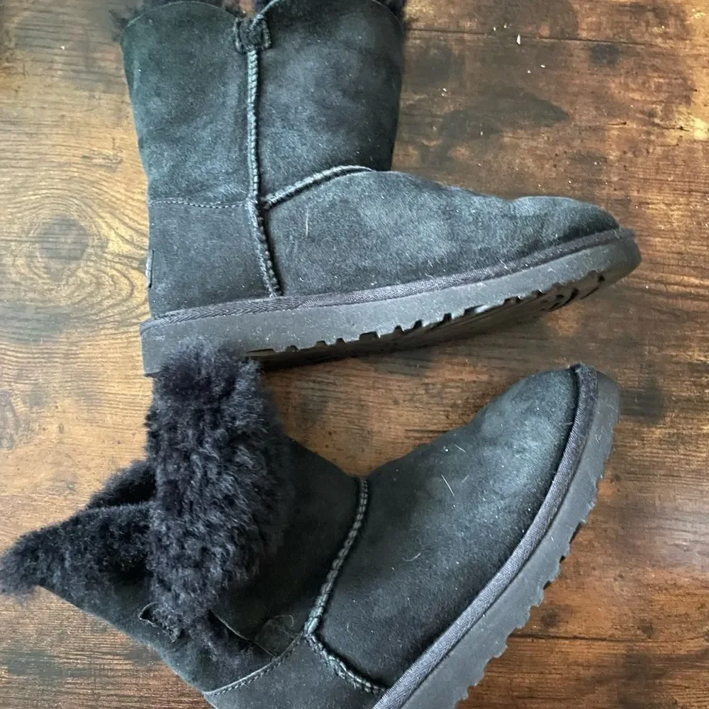 UGG Kids Bailey Button II (Toddler/Little Kid) Size 2. Excellent